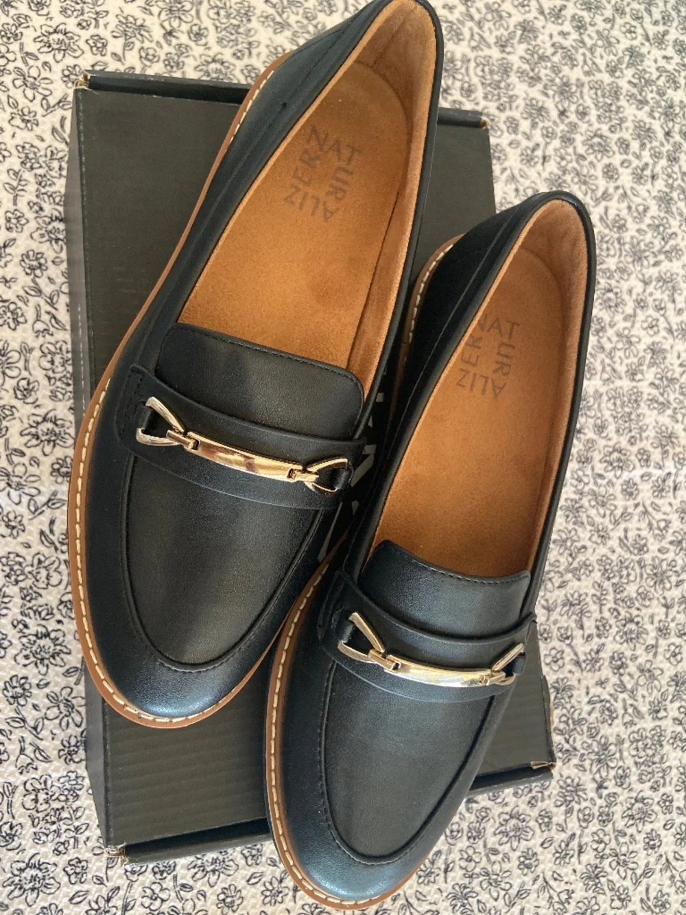 Naturalized women’s Elin Black loafer